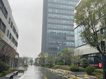 dingshiju crystal hotel hongqiao railway station national convention and exhibition center