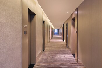 dingshiju crystal hotel hongqiao railway station national convention and exhibition center