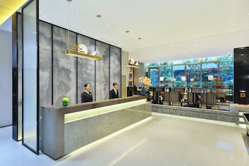 dingshiju crystal hotel hongqiao railway station national convention and exhibition center