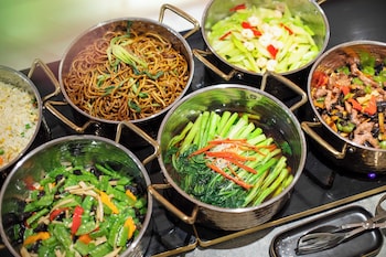 dingshiju crystal hotel hongqiao railway station national convention and exhibition center