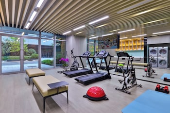 dingshiju crystal hotel hongqiao railway station national convention and exhibition center