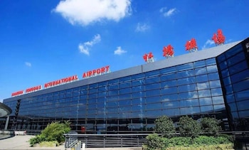 dingshiju crystal hotel hongqiao railway station national convention and exhibition center
