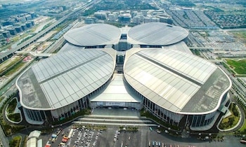 dingshiju crystal hotel hongqiao railway station national convention and exhibition center