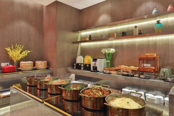 dingshiju crystal hotel hongqiao railway station national convention and exhibition center