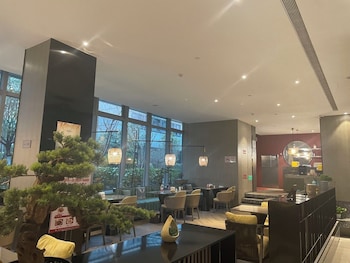 dingshiju crystal hotel hongqiao railway station national convention and exhibition center