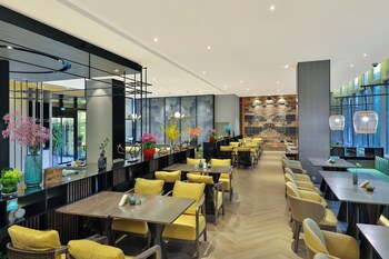 dingshiju crystal hotel hongqiao railway station national convention and exhibition center
