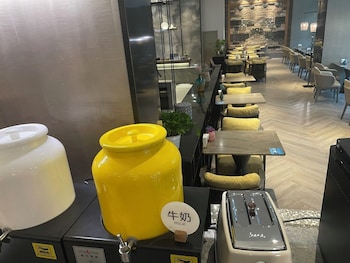 dingshiju crystal hotel hongqiao railway station national convention and exhibition center