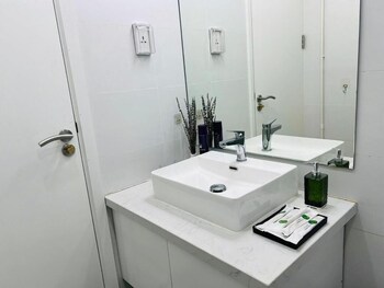 Jade Leaves Homestay Halong -Seaview,,4 star