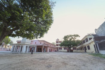 Pujya Manas Kokil Dharamshala Ayodhya,,2 star