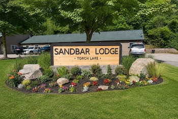 The Sandbar Lodge At Torch Lake,,2 star