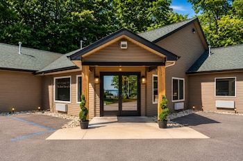 The Sandbar Lodge At Torch Lake,,2 star