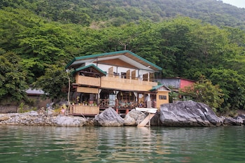 el gordos seaside adventure lodge