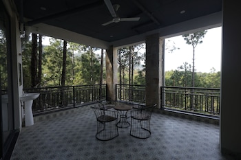Minara Meadows,,2 star