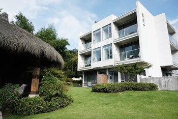 zhangjiajie waterfront huajian inn