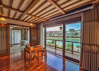 zhangjiajie waterfront huajian inn