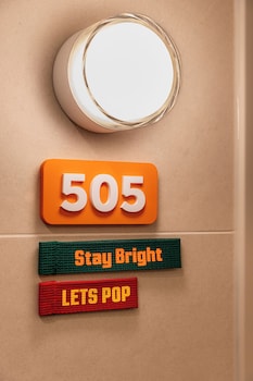 hotel lets pop