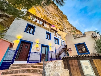 xuq hotels al axara