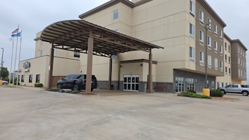 fairbridge inn and suites will rogers airport restaurant and bar