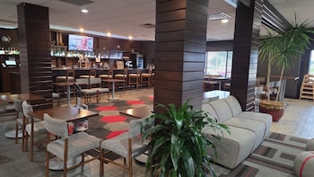 fairbridge inn and suites will rogers airport restaurant and bar