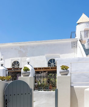 Hotiday Santorini Mesaria,,3 star