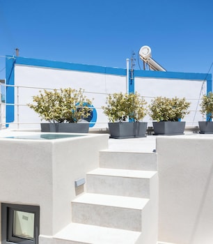 Hotiday Santorini Mesaria,,3 star