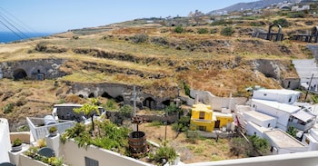 Hotiday Santorini Mesaria,,3 star