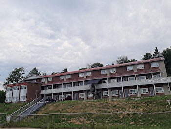 woodstock inn and suites restaurant and pool exit 188
