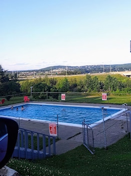 woodstock inn and suites restaurant and pool exit 188