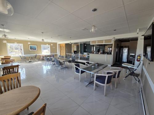 woodstock inn and suites restaurant and pool exit 188