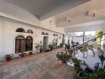 Hotel Jeetu Managed By The Bro's Hotels,,2 star