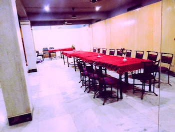 niladri palace opposite jis college