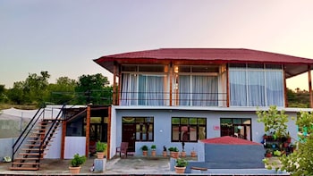 Kumaon Oasis,,2 star