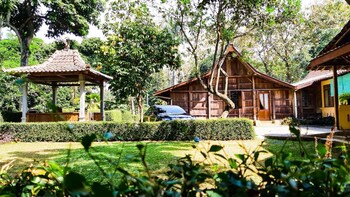 Joglo Mbah Guru Homestay,,2 star