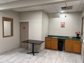Riverfront Inn,,2 star