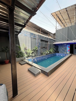 lias court apartment