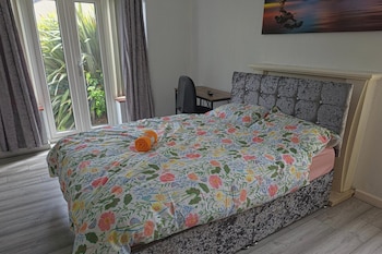 6 bed house sleeps 13 private garden