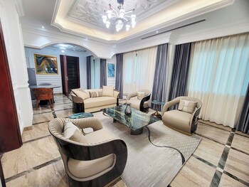 fountain palace hotel and suites