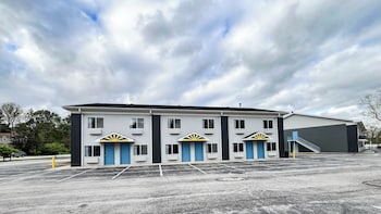 studio 6 suites tiffin oh