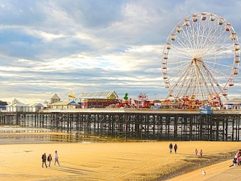 399 Prom - Blackpool Hotel,,2 star