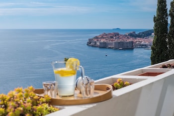 Golden Cove Apartment,,4 star