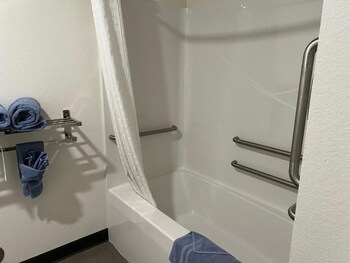 The Grove Inn And Suites,,2 star