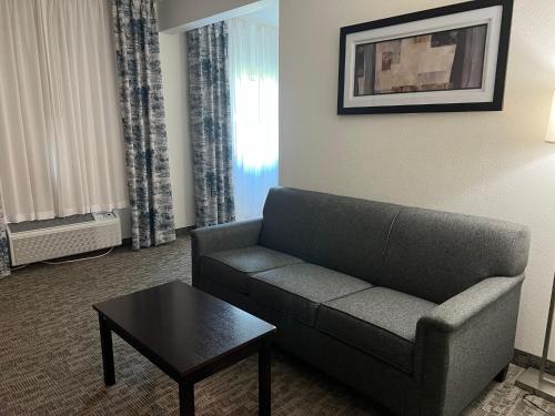 the grove inn and suites