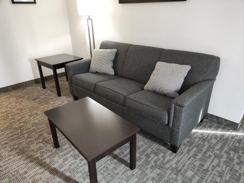 the grove inn and suites