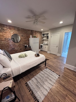 Jungle House Studio Suites – Short North & Convention Center,,4 star