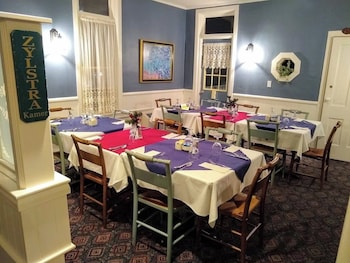 Strawtown Inn & Events,,2 star