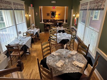 Strawtown Inn & Events,,2 star