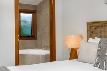 Cape Byron Retreat,Brooklet>>Ballina,4 star