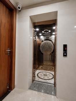 hotel woodmark sector 70