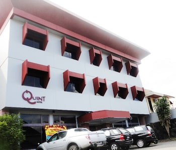 Cozzy Hotel Quint,,2 star