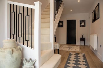 house sleeps 10 with enclosed garden